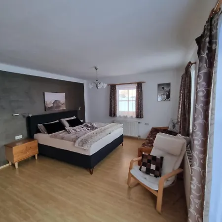 Manuela, Haus